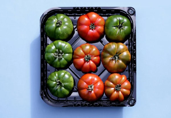 Tomates Vermelhos Verdes Uma Bandeja Plástico Preto — Fotografia de Stock