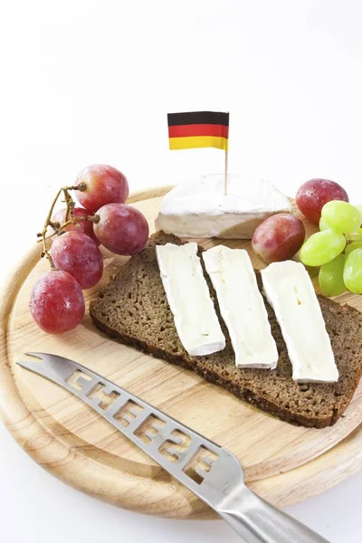 Camembert Bord Mit Trauben Brot Und Tomaten — Stockfoto