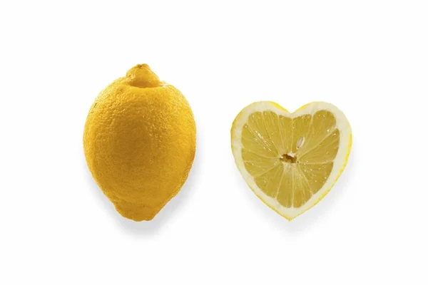 柠檬被隔离在白色的心形柠檬上 — 图库照片