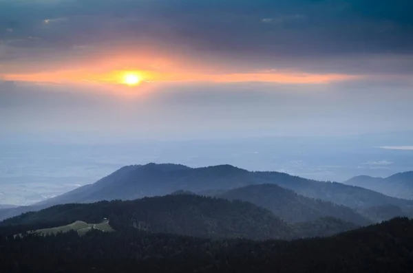 Pôr do sol entre camadas de nuvens — Fotografia de Stock