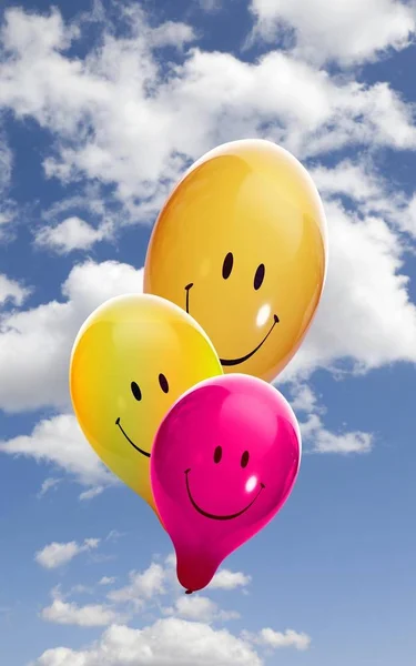 Balões Coloridos Com Rostos Sorridentes Voando Azul Ske — Fotografia de Stock