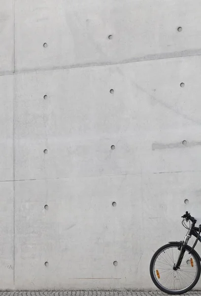 Bicycle Leaning Bare Concrete Wall — Stock Photo, Image