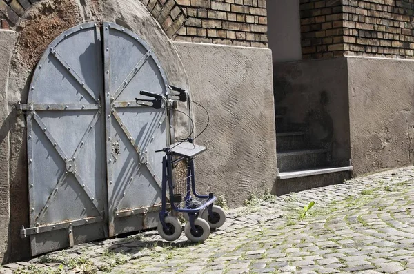 Rollator Rahmen Vor Dem Kellerzugang Eines Hauses Deutschland Europa — Stockfoto