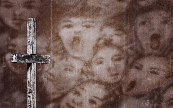 悲鳴の図面とさびた壁の前に木製の十字架人 フォト モンタージュ — ストック写真