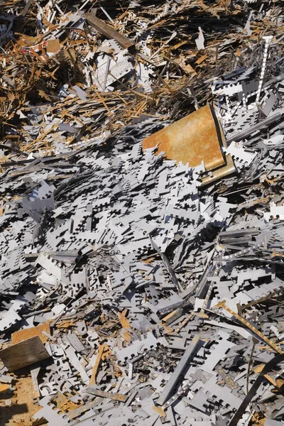 Hurda Metal Geri Dönüşüm Hurdalığında Çeşitli Beyaz Paslı Metal Parantezler — Stok fotoğraf