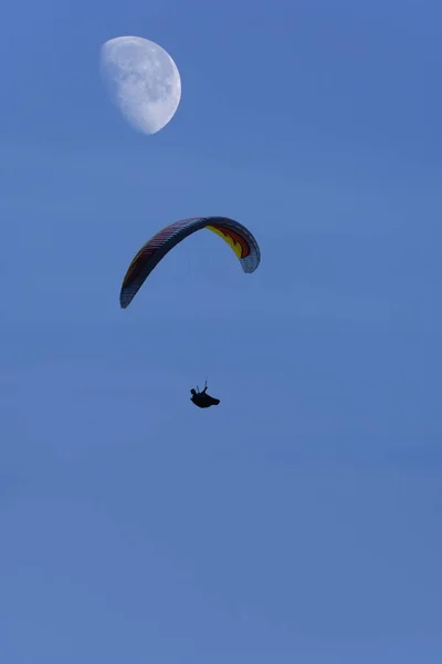 Fallschirmspringer Bei Blauem Himmel Mit Mond — Stockfoto