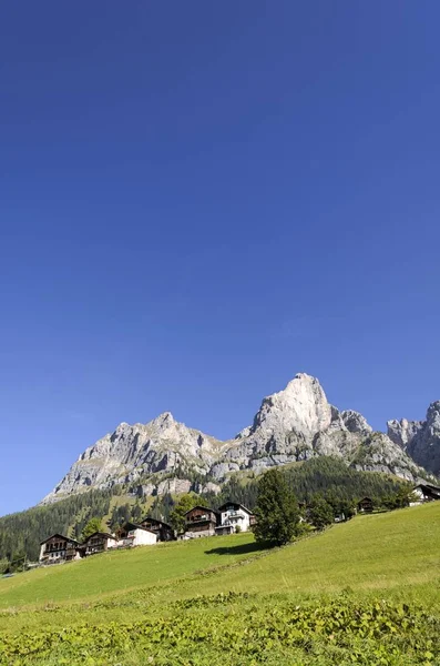 Bosättningen Nära Selva Cadore Dolomiterna Italien Europa — Stockfoto