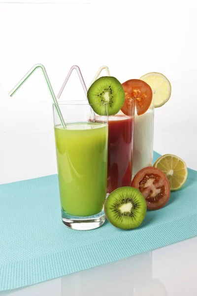 Bebidas Kiwi Yogur Limón Jugo Tomate Vasos Con Fruta — Foto de Stock
