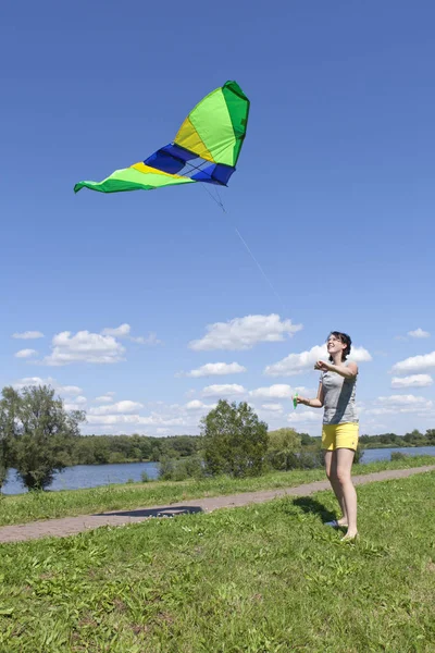 德国下萨克森Elbufer Drawehn自然保护区Gartow湖放风筝的年轻女子 — 图库照片