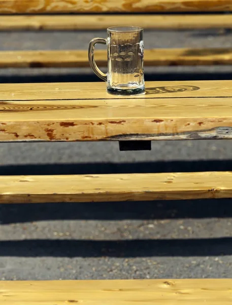Prázdný Půllitr Dřevěný Stůl — Stock fotografie