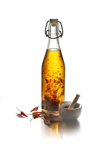 Aceite Chile Con Chiles Una Botella Lado Mortero — Foto de Stock