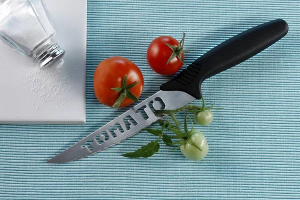 Tomates vermelhos com faca — Fotografia de Stock
