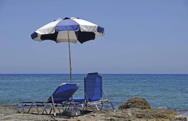 Due Lettini Ombrellone Spiaggia Stalida Stalis Creta Grecia Europa — Foto Stock