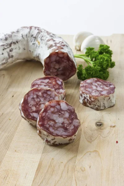 Salame Gourmet Salame Premium Con Aglio Prezzemolo Una Tavola Legno — Foto Stock