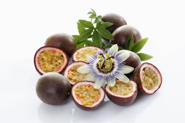 Fruta Pasión Maracuj Passiflora Edulis Con Flor Aislada Blanco — Foto de Stock