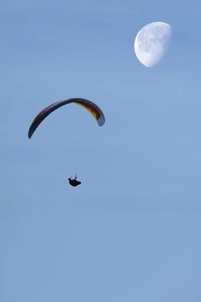 Paracadutista Cielo Blu Con Luna — Foto Stock