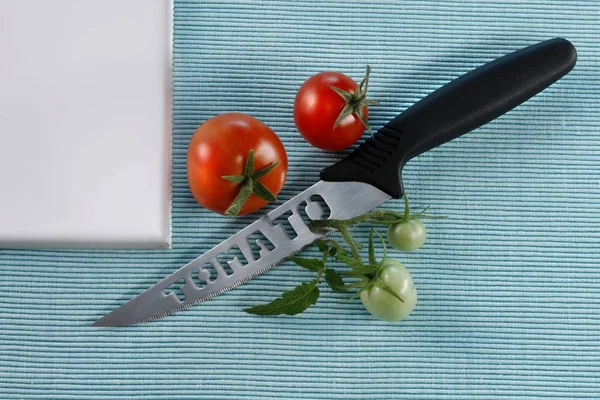 Rode tomaten met mes — Stockfoto