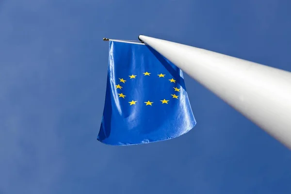 Bandera Europea Asta Bandera Contra Cielo Azul — Foto de Stock