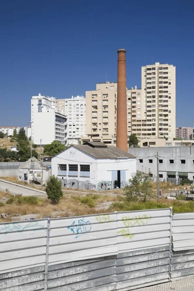産業施設やバック リスボン ポルトガル ヨーロッパの住宅のアパートの建物を放棄 — ストック写真