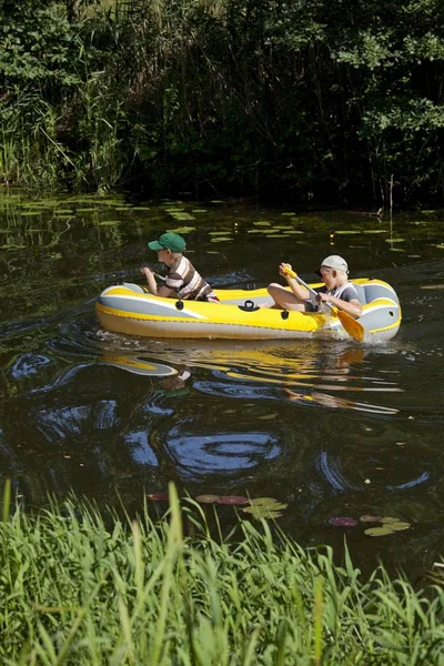 Two Boys Rubber Boat River Barum Lower Saxony Germany Europe — Stock Photo, Image