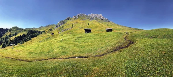 Pequeño Manantial Peitlerkofel Sasso Delle Putia Con Cabaña Montaña Villnoess —  Fotos de Stock