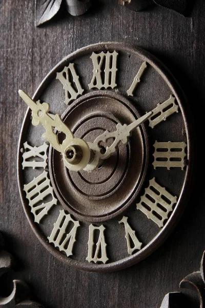 アンティークの黒い森のカッコウ時計のダイヤル — ストック写真