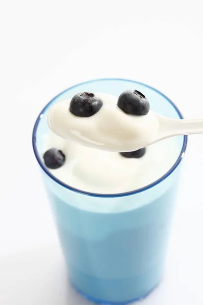 Tazza Blu Cucchiaio Plastica Bianca Con Yogurt Mirtilli — Foto Stock