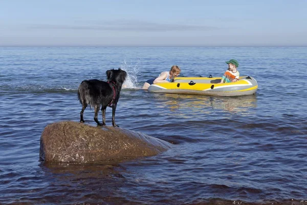 Mother Son Rubber Boat Dog Watching Kuehlungsborn West Mecklenburg Western — Stock Photo, Image