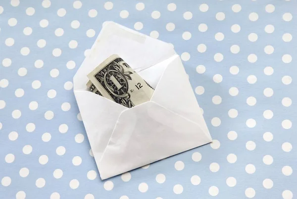 Envelope Com Dinheiro Superfície Azul Com Pontos — Fotografia de Stock