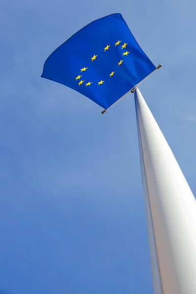 Bandiera Europea Sul Pennone Contro Cielo Blu — Foto Stock