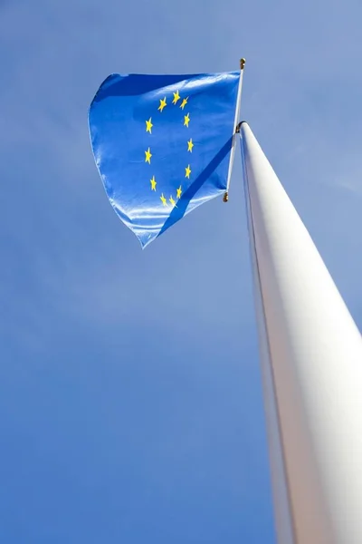 Europeiska Flaggan Flaggstången Mot Blå Himmel — Stockfoto