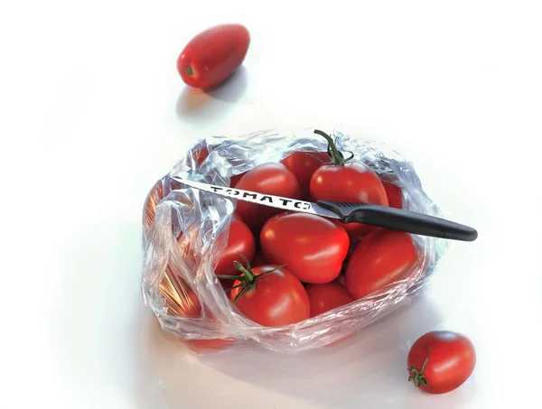 Plastic zak met rode tomaten — Stockfoto