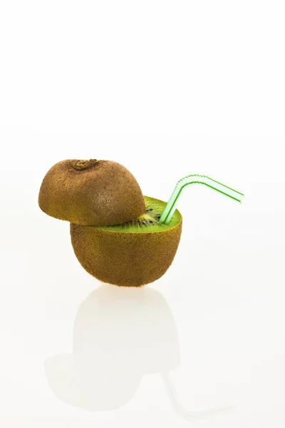 Kiwi med cocktail tube — Stockfoto