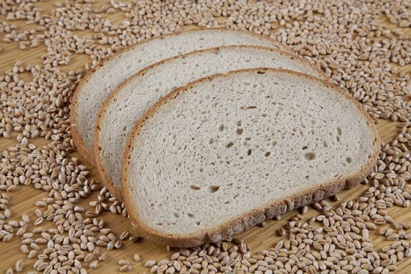 Slices of bread and wheat grains