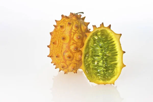 Dos Kiwanos Melones Cuerno Pepinos Cuerno Africano Cucumis Metuliferus — Foto de Stock