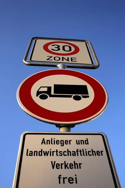 Verkehrszeichen 30Er Zone Lkw Lkw Verbot Anliegerverkehr Und Landwirtschaftlicher Verkehr — Stockfoto