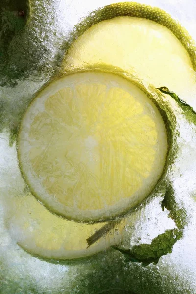Limoenen Citroenen Een Blok Ijs Bevroren — Stockfoto
