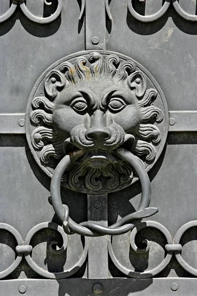 狮子头作为门敲门在巴法力亚国家博物馆的铁门在慕尼黑 巴伐利亚 — 图库照片