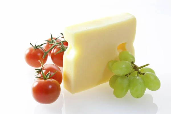 Emmentaler Käse Mit Trauben Und Tomaten — Stockfoto