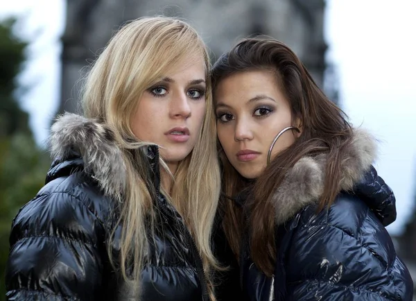 Dwie Młode Kobiety Pozujące Zimowych Kurtkach Portret — Zdjęcie stockowe