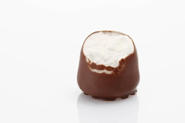 Uma Mordida Tomada Marshmallow Revestido Chocolate — Fotografia de Stock
