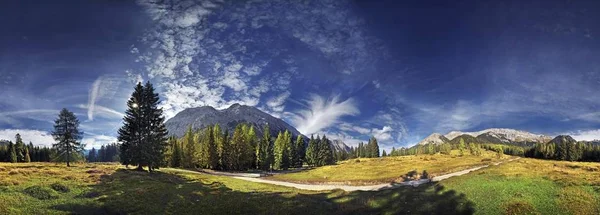 Panorama Montanhoso Com Nuvens Cumulus — Fotografia de Stock