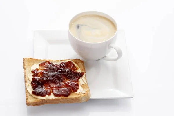 Porzellanteller Mit Tasse Kaffee Und Toast Mit Erdbeermarmelade — Stockfoto