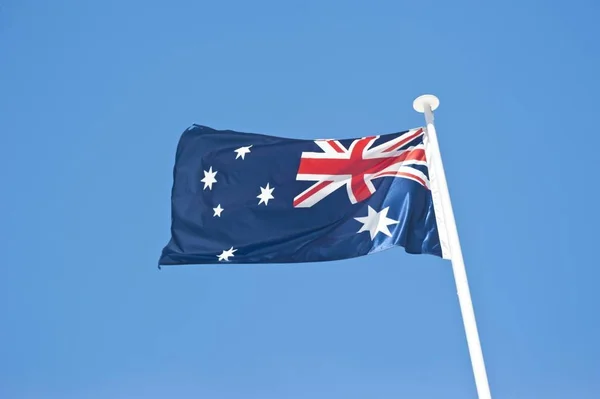 Νέα Ζηλανδία Εθνική Σημαία Ενάντια Ένα Καταγάλανο Ουρανό — Φωτογραφία Αρχείου