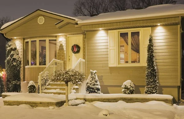 房子在冬天圣诞节装饰品和雪 — 图库照片