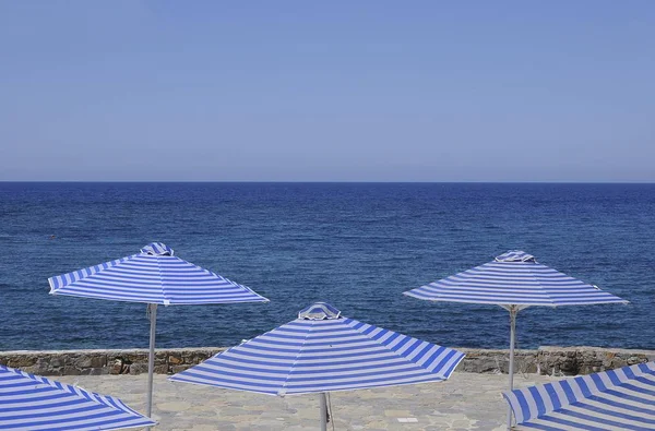 Weiß Blau Gestreifte Liegestühle Und Sonnenschirme Beton Griechenland Europa Werbefläche — Stockfoto