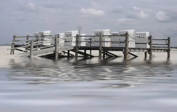 Chaises Plage Osier Blanc Sur Une Plate Forme Sur Pilotis — Photo