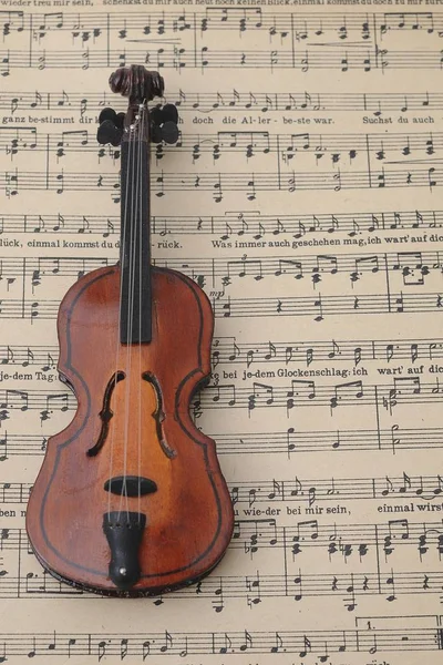 乐谱前的小提琴 管弦乐队的交响乐曲 — 图库照片