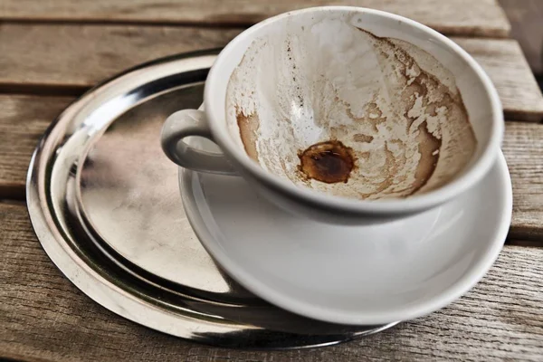 Leere Und Schmutzige Kaffeetasse Auf Dem Tisch — Stockfoto