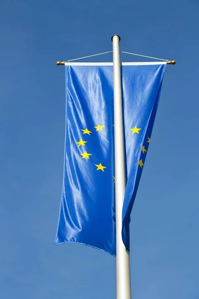 Europeiska Flaggan Flaggstången Mot Blå Himmel — Stockfoto